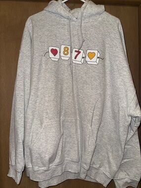 Gildan 2X 87 Chiefs Gray Graphic Hoodie Sweatshirt with Heart and Number Design